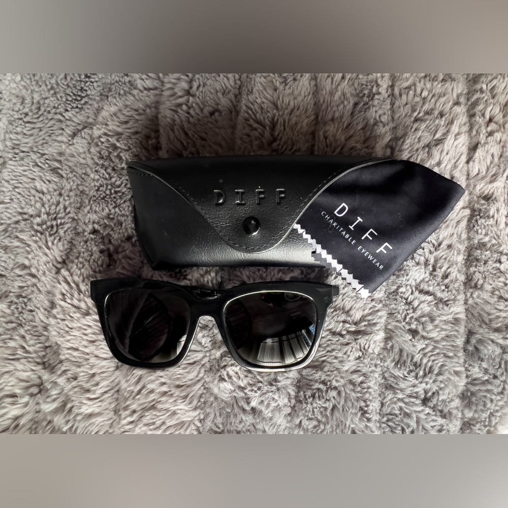 Diff Bella Sunglasses, Black Grey - image 1